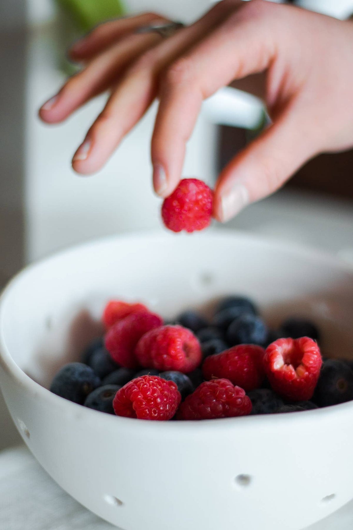 Porcelain Ceramic Berry Bowl Colander
