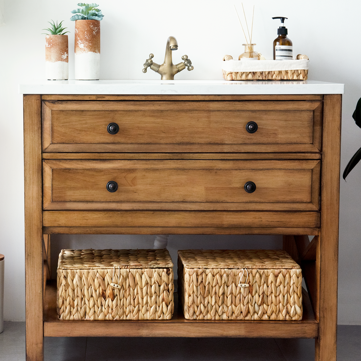 Wicker Basket with Lid and Built-In Handles, Water Hyacinth